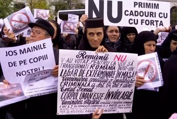 Manifestație contra legii vaccinării, cu zeci de preoți și măicuțe: "Diavolul acum este printre noi"