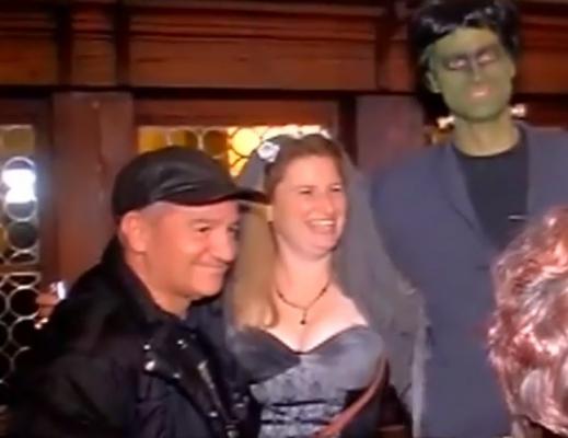 Halloweenul trece prin stomac. La Castelul Bran, turiştii au fost întâmpinaţi cu tochitura lui Dracula şi sărmăluţele lui Frankenstein, într-o petrecere de speriat