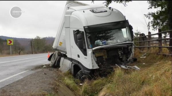 Tragedie în Braşov! O fată de 18 ani şi tatăl ei au murit în maşină, striviţi de un TIR cu 20 de tone de parchet