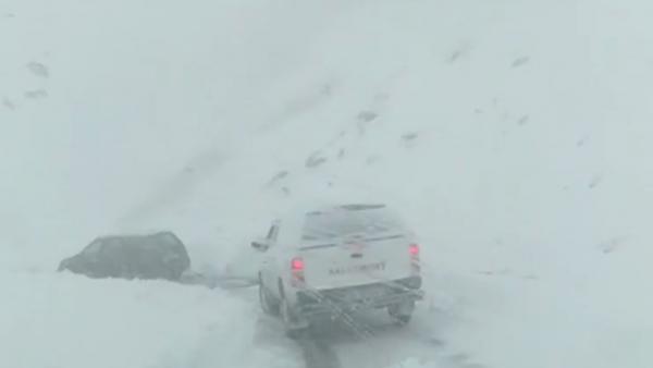 Cod portocaliu cu nămeţi şi vijelii. Iarna din octombrie a închis drumuri naţionale şi a lăsat mii de oameni fără curent