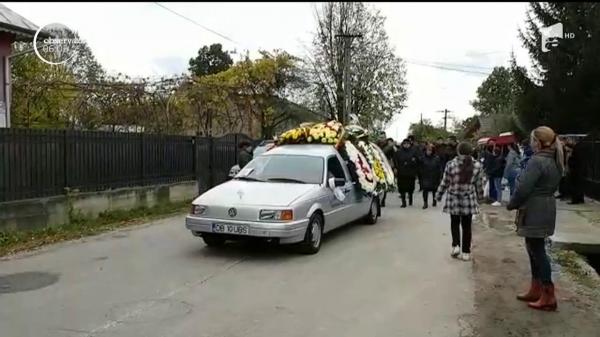 Cei doi bărbaţi ucişi pe câmp, lângă Târgovişte, au fost conduşi pe ultimul drum. Ancheratorii nu au reţinut, încă, niciun suspect
