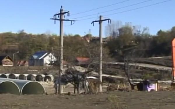 Situaţie dramatică în Vâlcea! Mai multe familii trăiesc în containere în prag de iarnă, după ce pământul le-a înghiţit casele