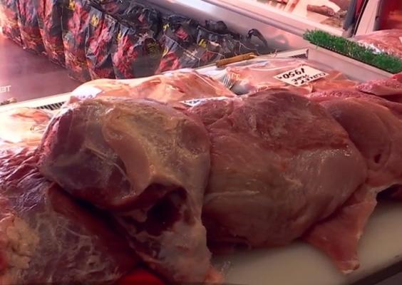 Carnea de porc de pe rafturile magazinelor este în mare parte din import