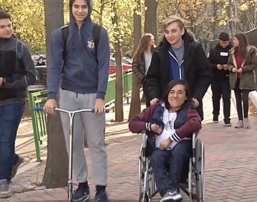 Mihăiţă Popescu, exemplu de optimism după Colectiv. A supravieţuit incendiului, dar trăieşte într-un scaun cu rotile