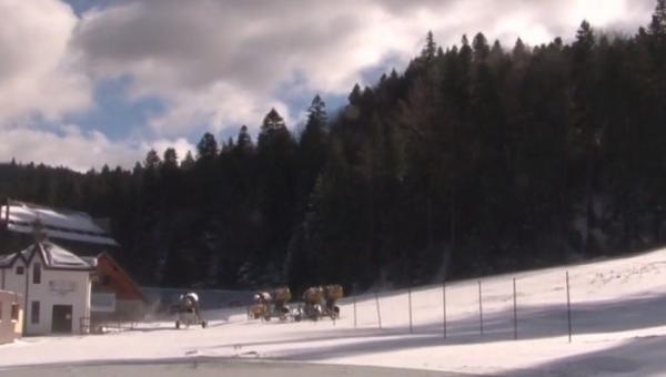 Zăpada aşternută de două zile a deschis pârtia din Azuga. Pe creste, e pericol din cauza viscolului