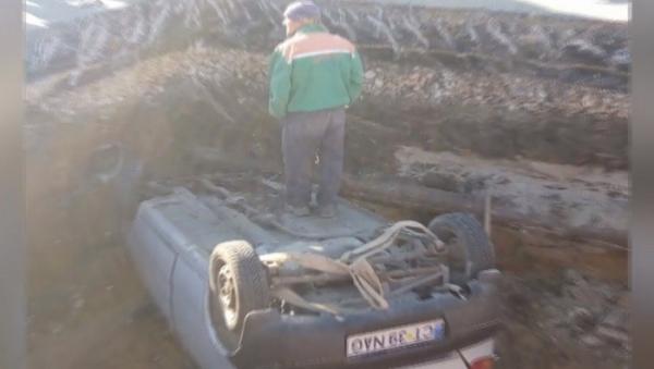 Accident IREAL la Constanţa, unde o maşină a ajuns într-o gropă de 5 metri în care lucrau trei muncitori