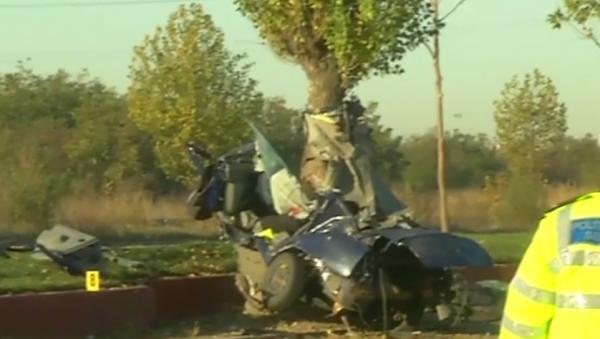 Accident sfâşietor în Capitală. Două persoane au murit după ce maşina lor s-a încolăcit în jurul unui copac de pe Cheiul Dâmboviţei (VIDEO)