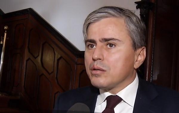 Iniţiatorul trecerii contribuţiilor sociale de la angajator la angajat susţine că SALARIILE VOR SCĂDEA