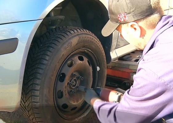Schimbarea anvelopelor de iarnă aduce din nou profit important vulcanizărilor