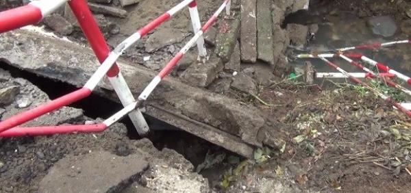 Zeci de oameni izolaţi de lume, în Maramureş. Un pod s-a prăbuşit sub greutatea unui camion