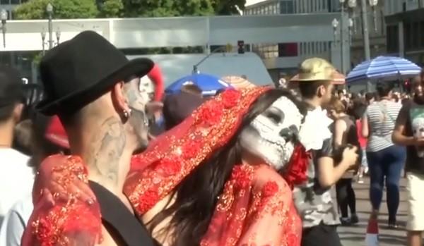 Imagini de 'groază'! Sute de zombie au invadat străzile din Rio de Janeiro (VIDEO)