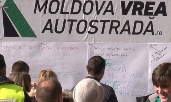 În stradă, pentru autostradă! Mii de oameni au ieşit în fața primăriei Iași pentru drumul Ungheni-Târgu Mureş