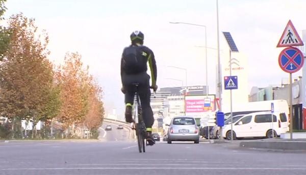 Tot mai mulţi români preferă bicicleta, dar pedalează printre obstacole