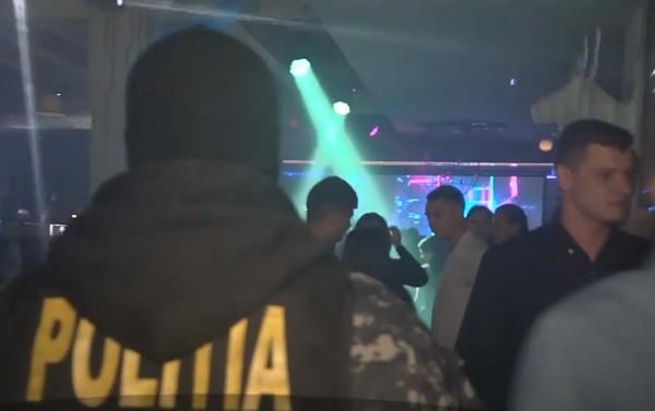 Razie în cluburi, copii prinşi cu alcool! Barmanii care au vândut băutură minoriilor au fost amendaţi