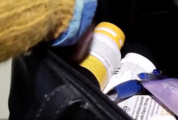 Genţile femeilor sunt pline cu medicamente! 8 din 10 doamne au mereu la ele o pastilă anume