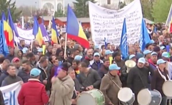Sunt proteste de amploare la Mioveni! Mii de angajaţi scandează împotriva deciziei Guvernului privind contribuţiile sociale