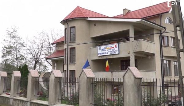 Primăria unei comune din Botoșani a fost scoasă vânzare în urma unui divorţ (VIDEO)