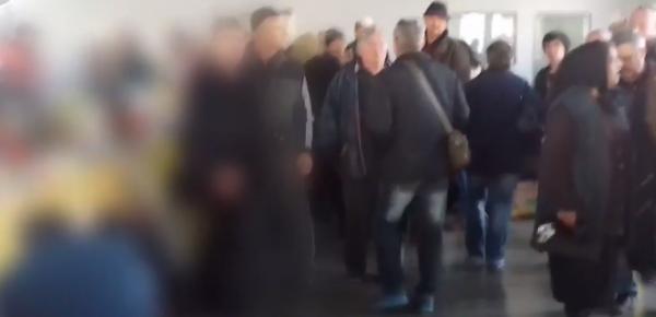 Atac sângeros în mijlocul unei pieţe din Lugoj! Un bărbat de 60 de ani a fost bătut zdravăn şi lovit cu toporul