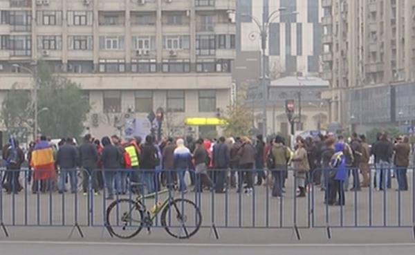 Protest la poarta Guvernului! Zeci de persoane s-au adunat în fața Palatului Victoria (VIDEO)