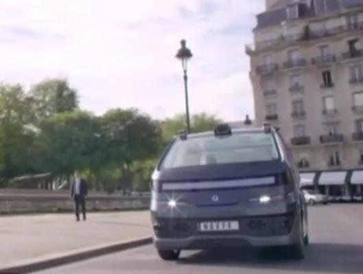O companie franceză a lansat prima maşină fără şofer! Este un automobil electric şi va putea fi folosit din vara viitoare