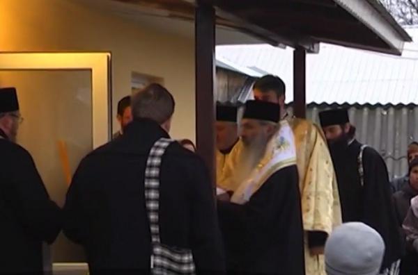 Un preot din Neamţ a ridicat cu mâna lui o casă pentru o familie nevoiaşă cu 9 copii