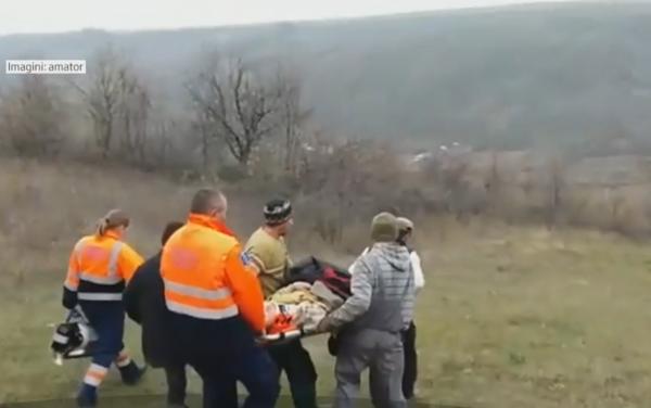 Urgențe în România lui 2017: pacientă cărată un kilometru pe targă, pentru că drumul era impracticabil pentru ambulanța