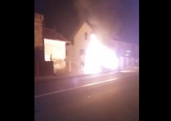 IMAGINI DRAMATICE! O mașină a ARS ca o torţă pe o stradă din Cluj-Napoca, după ce a lovit un stâlp electric