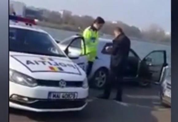 Un tânăr aflat pe locul din dreapta într-un autoturism a avut proasta inspiraţie să facă semne obscene spre o maşină inscripţionată "şcoală". Ce a urmat e de necrezut