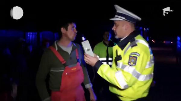Accident uluitor la Iaşi. Un bărbat beat s-a răsturnat cu tractorul în curtea unui sătean, apoi s-a certat cu poliţiştii