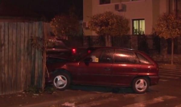 La un pas de tragedie! Un tânăr şofer a spulberat un pieton cu o butelie în braţe şi a aruncat o maşină într-un gard