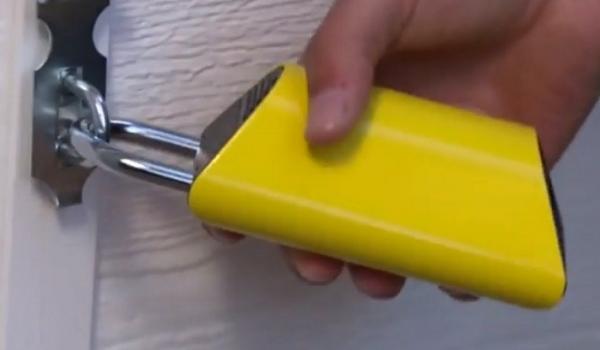 Lacătul inteligent ține hoții la distanță! Un bărbat din SUA a găsit rezolvarea unei mari probleme a americanilor