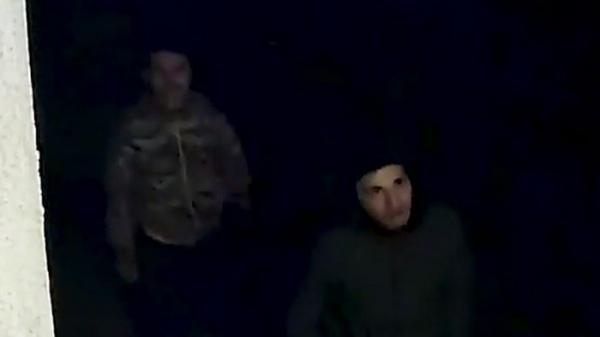 Doi tineri din Piatra-Neamţ pot fi consideraţi cei mai neinspirati hoţi! Au furat o cameră de supraveghere, după ce au trecut prin raza ei şi şi-au arătat şi faţa