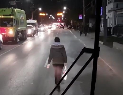 Protest inedit în Canada. Furioasă de aglomeraţia din autobuz, o femeie s-a dat jos din vehicul şi a încercat să îi blocheze calea