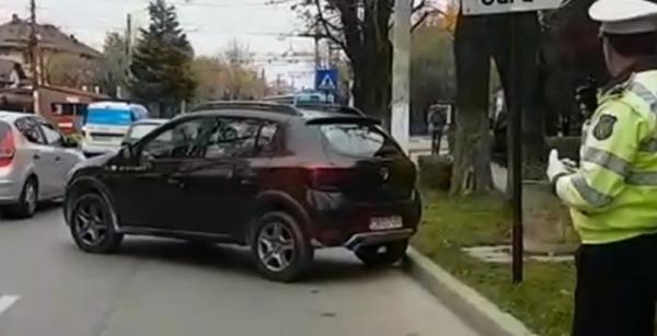 Parcare cu bucluc! O şoferiţă le-a dat bătăi de cap poliţiştilor, după ce A BLOCAT traficul pe aproape o întreagă stradă, în Târgovişte!