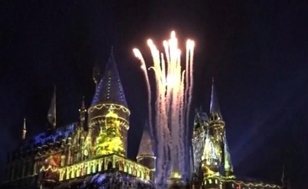 Castelul lui Harry Potter a fost inaugurat la Los Angeles. Celebrul 'cor al broscoilor' cântă colinde!