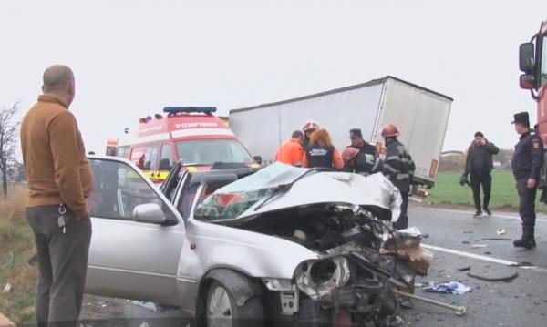 Doi soţi au fost striviţi de un TIR, la Vânju Mare. Zeci de minute medicii s-au chinuit să îi resusciteze