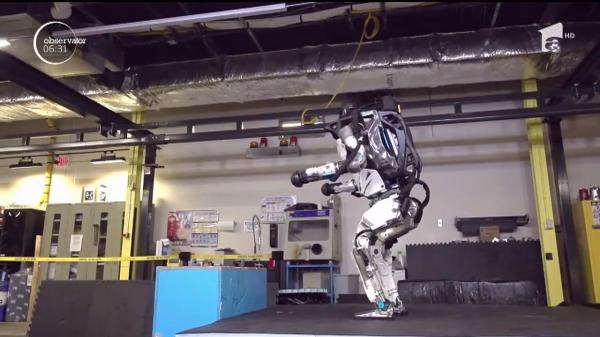 Robotul care ştie să sară! Umanoidul Atlas poate face salturi cu spatele