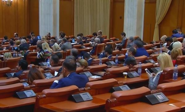 Parlamentarii şi-au făcut deja cadouri de Crăciun