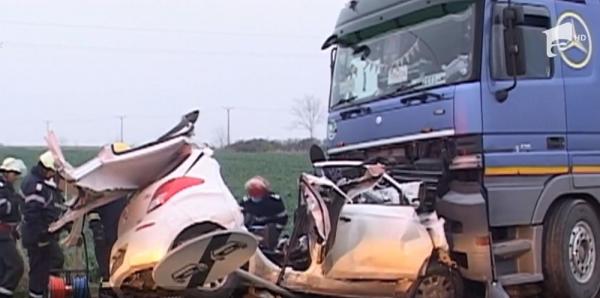 Accident teribil în Timiş! O mamă, băieţelul ei de patru ani şi unchiul celui mic au murit striviţi de un TIR