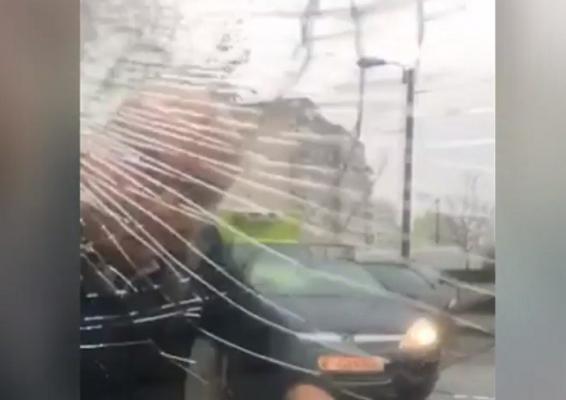 Road rage pe o stradă din Bucureşti. Un şofer furios s-a dat jos din maşină şi ce a urmat i-a îngrozit pe trecători