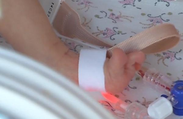 O bonă din Ialomiţa a sunat la salvare. Cei trei bebeluşi pe care îi îngrijea au ajus la spital cu jumătate din greutatea normală vârstei lor