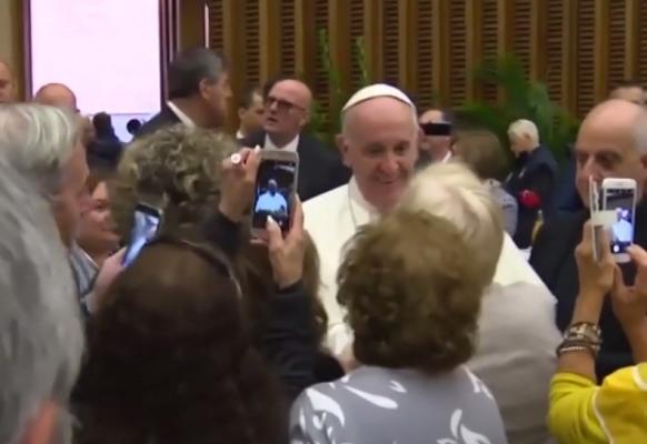 Papa Francisc a invitat la masă 1.200 de oameni săraci şi fără adăpost, într-una din sălile de audienţe de la Vatican