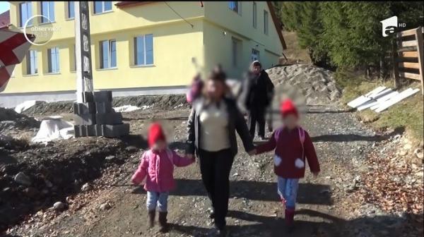 Învățătoarea, reclamată că își maltratează elevii, predă la altă școală