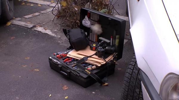 Cinci saci, plini cu milioane de cartele telefonice, au fost găsiţi de un bărbat pe o stradă din Bucureşti - VIDEO