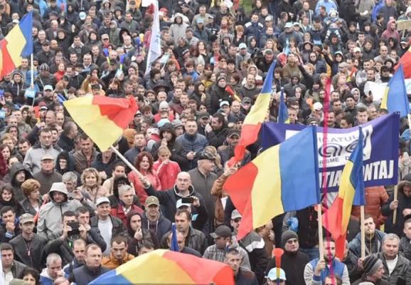 Sindicaliştii încă mai speră că Revoluţia fiscală va fi oprită şi anunţă proteste uriaşe în decembrie
