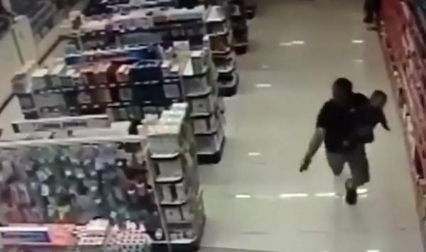 Cu un copil într-o mână şi cu un pistol în cealaltă, un brazilian a devenit erou naţional