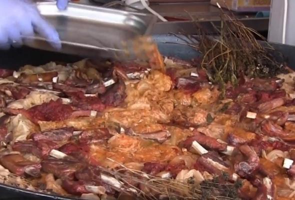 Vom mânca tradiţional de Sărbători având masa plină cu produse din import