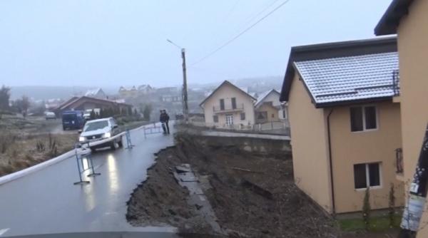 Drum surpat şi case la un pas să fie înghiţite de pământ în Bistriţa. Primarul dă vina pe un constructor
