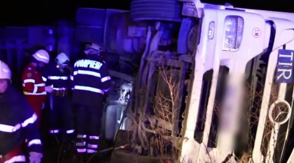 Accident grav în judeţul Suceava pe DN 2. Un TIR încărcat cu marfă s-a răsturnat pe un câmp