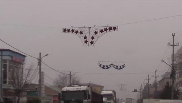 Imagini uluitoare la Filiaşi! Decorațiunile de sărbători din centrul oraşului au formă de lenjerie intimă